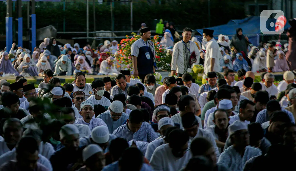 Jalan Raden Patah, jalan yang berada di area belakang masjid ditutup sementara selama pelaksanaan sholat Idul Adha berlangsung. (Liputan6.com/Faizal Fanani)
