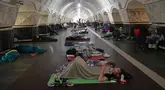 Orang-orang beristirahat di sebuah stasiun kereta bawah tanah, yang digunakan sebagai tempat perlindungan bom, selama serangan Rusia di Kyiv, Ukraina, Kamis dini hari, 10 Juli 2025. (AP Photo/Efrem Lukatsky)