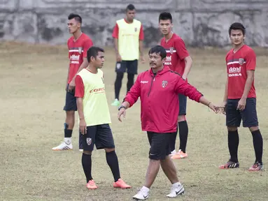 Pelatih Bali United, Indra Sjafri memimpin latihan jelang laga Piala Presiden melawan Mitra Kukar di Lapangan Trisakti, Bali, Rabu (9/2/2015). (Bola.com/Vitalis Yogi Trisna)