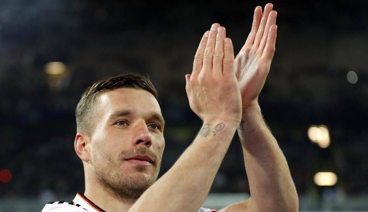 Gelandang Jerman, Lukas Podolski, tampak sedih usai pertandingan melawan Inggris. Podolski membela Timnas Senior Jerman sejak 2004 dengan 130 penampilan dan menciptakan 49 gol. (EPA/Friedemann Vogel)