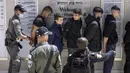 Demonstran Palestina yang ditahan diborgol menyusul bentrokan di Kompleks Masjid Al Aqsa antara warga Palestina dengan pasukan keamanan Israel di Kota Tua Yerusalem, 15 April 2022. (AP Photo/Ariel Schalit)