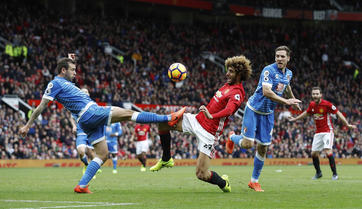 Pemain AFC Bournemouth, Steve Cook (kiri) berebut bola dengan pemain pemain Manchester United, Marouane Fellaini pada lanjutan Premier League pekan ke-27 di Old Trafford, Manchester, (4/3/2017). MU diatahan imbang 1-1. (Martin Rickett/PA via AP)
