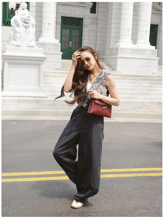 6 Detail Outer Batik Mahalini saat Liburan ke Singapura, Intip Padu Padannya
