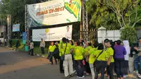 Massa mendatangi tempat persidangan vonis Ahok di Gedung Kementan, Jakarta Selatan. (Liputan6.com/Nanda Perdana Putra)