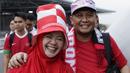 Dua suporter Timnas Indonesia tersenyum saat berada di Stadion Nasional, Singapura, Jumat (9/11). Indonesia akan melawan Singapura pada laga Piala AFF 2018. (Bola.com/M. Iqbal Ichsan)