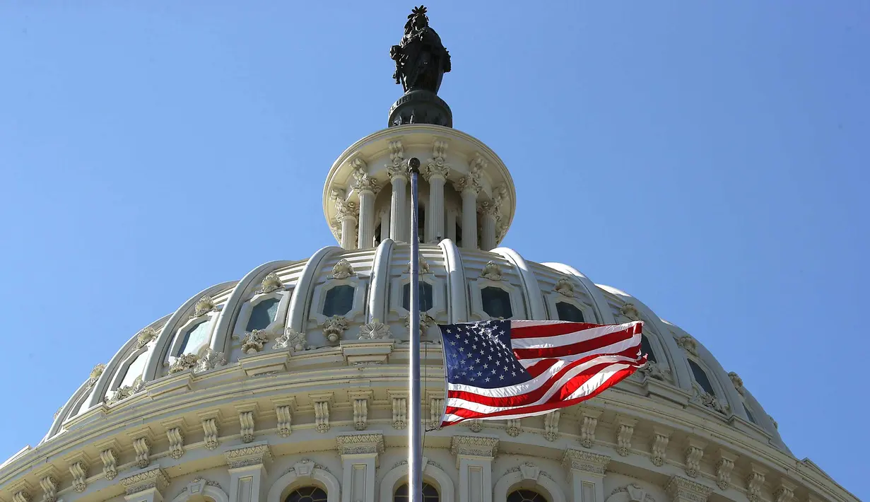 Gedung Capitol mengibarkan bendera setengah tiang sebagai tanda berduka atas penembakan brutal di Las Vegas di Washington, DC, AS (2/10). Pelaku penembakan tersebut diketahui bernama Stephen Paddock 64 tahun. (Mark Wilson/Getty Images/AFP)