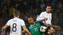 Striker Jerman, Mats Hummels (kanan), berebut bola dengan pemain Irlandia Utara, Josh Magennis, pada laga Grup C Kualifikasi Piala Dunia 2018 zona Eropa, di HDI-Arena, Hanover, Rabu (12/10/2016) dini hari WIB. (Reuters/Kai Pfaffenbach)