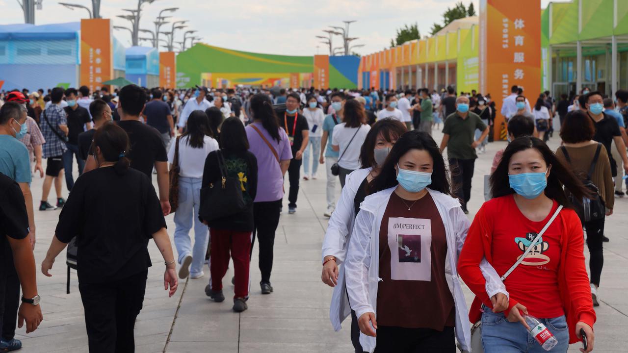 Antusias Pengunjung di Pameran Perdagangan Jasa Internasional China