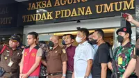 Richard Eliezer alias Bharada E ditampilkan di publik saat pelimpahan berkas tahap II. (Liputan6.com/Benedikta Ave)