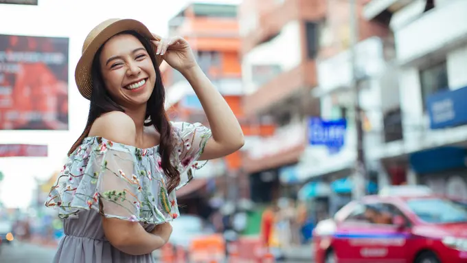 perempuan dan april topi