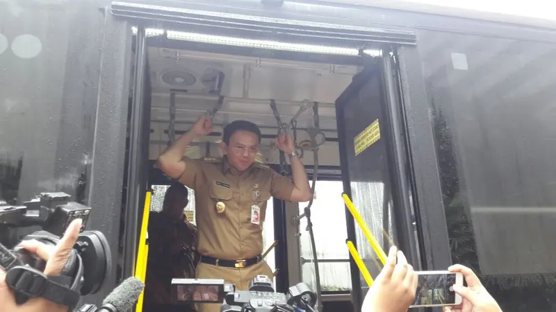 Ahok Kejutkan Warga dengan Naik Bus TransJakarta Vintage