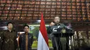 Presiden SBY (kanan) didampingi Deputi Gubernur Senior (DGS) BI Mirza Adityaswara (kedua kiri) dan Dirjen Perbendaharaan Kemenkeu Marwanto Harjowiryono (kiri) memberikan keterangan pers di Puri Cikeas, Bogor, Kamis (31/7/14). (ANTARA FOTO/Andika Wahyu)