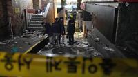 Petugas kepolisian memeriksa lokasi korban tewas dan luka-luka dalam tragedi Halloween Itaewon di Seoul, Korea Selatan, Minggu (30/10/2022). Rekaman media sosial menunjukkan ratusan orang yang memadati gang sempit dan miring itu terjebak dan tidak bisa bergerak ketika petugas darurat dan polisi berusaha menarik mereka untuk bebas. (AP Photo/Ahn Young-joon)