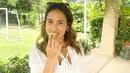 <p>Ekspresi Pevita Pearce saat pertama kali makan durian. Di unggahan tersebut, Pevita terlihat memakai baju berwarna putih dengan bawahan batik berwarna biru muda. Pevita tampil natural tanpa makeup dengan penuh senyum. (Instagram/pevpearce)</p>