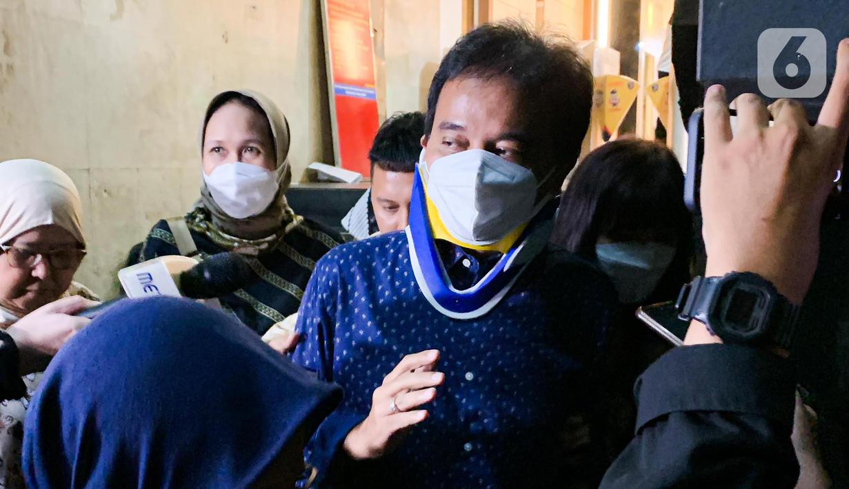 Roy Suryo usai menjalani pemeriksaan di Direskrimum Polda Metro Jaya, Jakarta, Kamis (28/7/2022). Roy Suryo telah menjalani pemeriksaan lanjutan sebagai tersangka kasus meme stupa Candi Borobudur. (Liputan6.com/Faizal Fanani)
