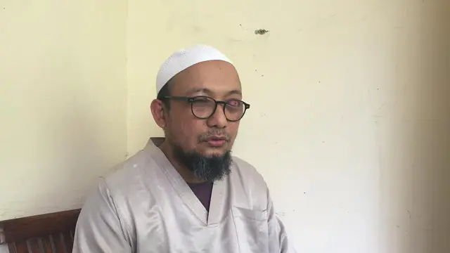 Penyidik Komisi Pemberantasan Korupsi (KPK) Novel Baswedan saat berbincang dengan Liputan6.com di kediamanya di kawasan Kelapa Gading. (Liputan6.com/Lizsa Egeham)