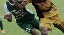 Pesepakbola Mitra Kukar Bayu Pradana (kanan) ditempel Pesepakbola PS TNI Erwin Chairul Hidayat pada pertandingan 8 besar Piala Jenderal Sudirman di Stadion Manahan Solo, Minggu (20/12/2015). Mitra Kukar menang 3-1. (Foto:Boy Harjanto)