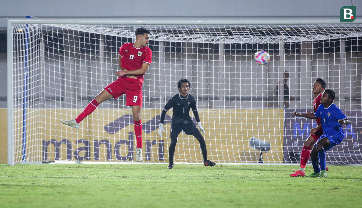 Pemain Timnas Indonesia U-20, Jens Raven (kiri) berusaha menyundul bola di depan gawang Maldewa pada laga Grup F Kualifikasi Piala Asia U-20 2025 di Stadion Madya, Senayan, Jakarta, Rabu (25/09/2025). (Bola.com/Bagaskara Lazuardi)