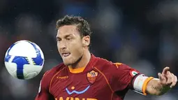 AS Roma's forward Francesco Totti controls the ball during Italian Serie A match against Inter Milan on October 19, 2008 at Rome's Olympic Stadium. AFP PHOTO/FILIPPO MONTEFORTE 