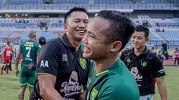 Tak hanya pemain, presiden tim Azrul Ananda juga ikut serta dalam perayaan kemenangan Persebaya atas Badak Lampung FC. Di musim ketiganya sebagai presiden, Azrul berhasil kembalikan kejayaan Persebaya dari musim ke musim.(Liputan6.com/IG/@officialpersebaya)