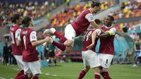 Selebrasi pemain Timnas Austria usai menjebol gawang Ukraina dalam pertandingan Grup C Euro 2020 antara Ukraina melawan Austria di National Arena stadium, Selasa (22/6/2021). (Foto: AFP/Vadim Ghirda)