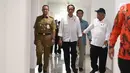 Presiden Joko Widodo didampingi Gubernur DKI Anies Baswedan, Menteri PUPR Basuki dan Menpora Imam Nahrawi berjalan di lorong saat meninjau wisma atlet Asian Games 2018 di Kemayoran, Jakarta, Senin (26/2). (Liputan6.com/Angga Yuniar)