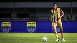 Pemain Dewa United, Ricky Kambuaya mengontrol bola pada laga lanjutan BRI Liga 1 2023/2024 antara Persib Bandung melawan Dewa United FC di Stadion Gelora Bandung Lautan Api (GBLA), Bandung, Jumat (14/07/2023). (Bola.com/Bagaskara Lazuardi)