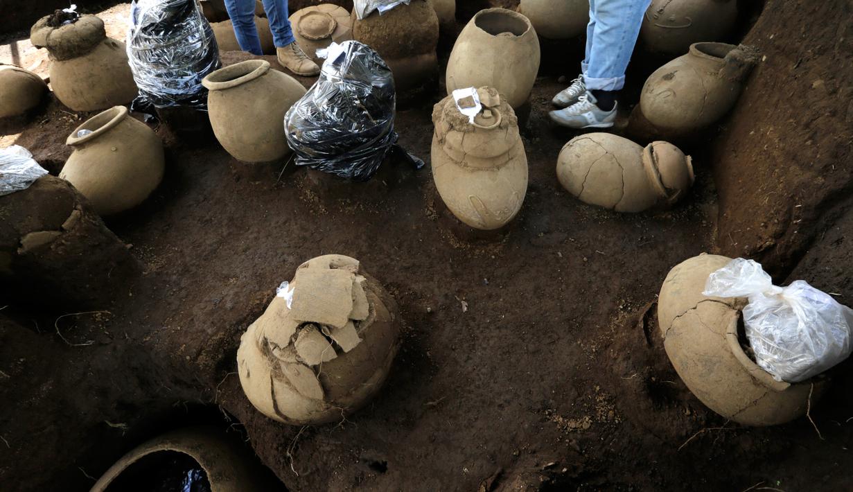 Artefak yang ditemukan di pemakaman berusia lebih dari 1.200 tahun di lokasi pembangunan Stadion Bisbol Nasional yang baru di Managua, Nikaragua, Selasa (20/6). Barang-barang yang ditemukan akan dipamerkan di Museum Budaya Nasional. (INTI OCON/AFP)