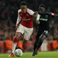 Pemain Arsenal, Joe Willock berebut bola dengan pemain West Ham United, Domingos Quina pada laga perempat final Piala Liga Inggris di Emirates Stadium, Selasa (20/12). Gol tunggal Danny Welbeck memberikan Arsenal kemenangan 1-0. (AP /Alastair Grant)