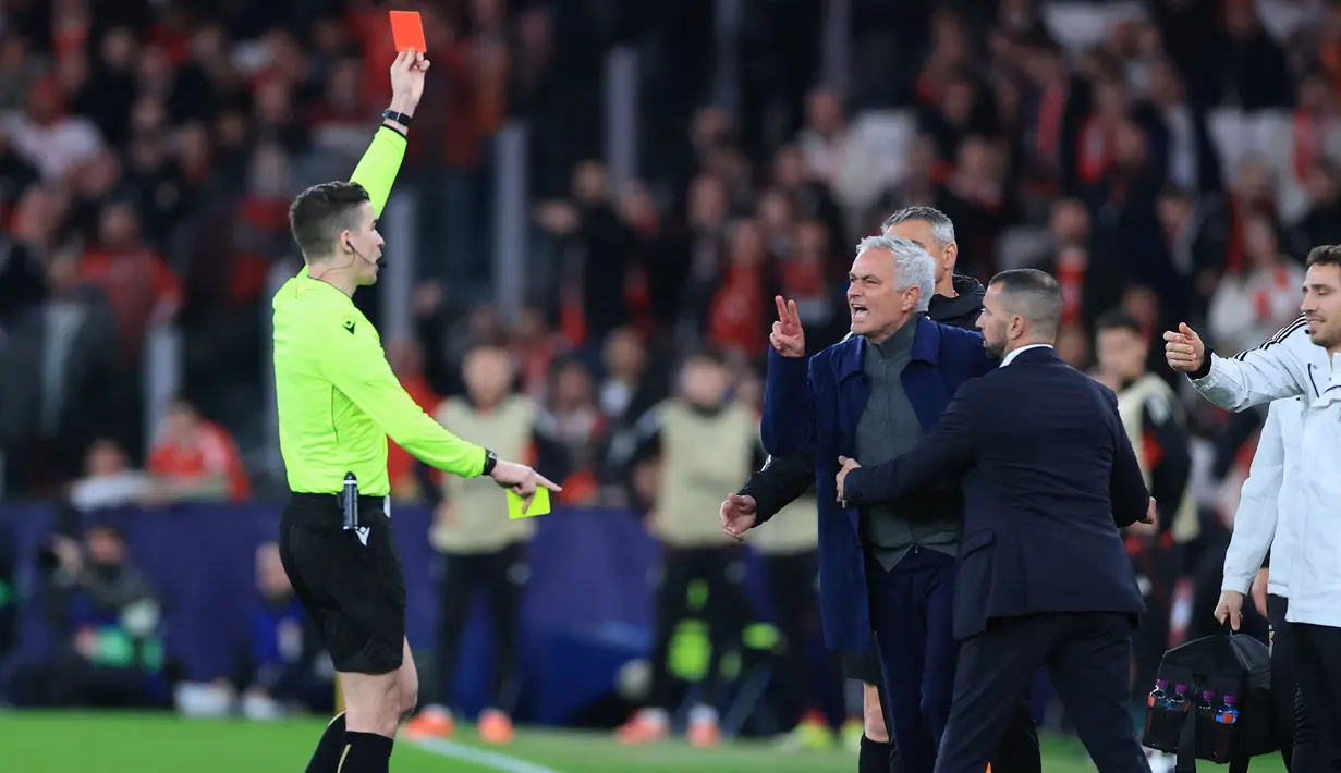 Pelatih Benfica, Jose Mourinho, diusir keluar lapangan pada menit-menit akhir pertandingan Liga Champions Benfica melawan mantan klubnya, Real Madrid, setelah melancarkan amarah di area pinggir lapangan. (AFP/Patricia De Melo Moreira)