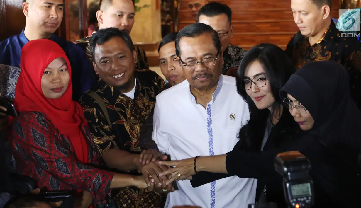 Terpidana kasus pelanggaran UU ITE, Baiq Nuril (kiri) didampingi anggota DPR Fraksi PDIP Rieke Diah Pitaloka usai menemui Jaksa Agung HM Prasetyo usai bertemui di Kejaksaan Agung, Jakarta, Jumat (12/7/2019). Kedatangan Baiq Nuril itu untuk mengajukan penangguhan eksekusi. (Liputan6.com/Johan Tallo)