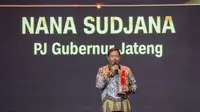 Penjabat Gubernur (Pj) Jawa Tengah, Nana Sudjana menerima penghargaan sebagai most inspiring leader pada Rabu (14/8/2024). (Foto: Istimewa)