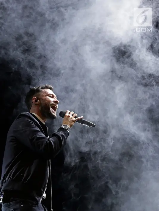 Aksi panggung penyanyi solo asal Inggris, Calum Scott selama Prambanan Jazz Festival 2019 di Komplek Taman Wisata Candi Prambanan, Jumat (5/7/2019). Calum Scott menghentak panggung PJF 2019 lewat lantunan lagu Only Human. (Fimela.com/Bambang E. Ros)