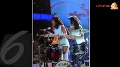 Agnes pun mengambil stik drum lantas ikut memukul drum. Sontak suasana menjadi riuh karena aksi iseng Agnes itu semakin menyemarakkan suara drum (Liputan6.com/Faisal R Syam)
