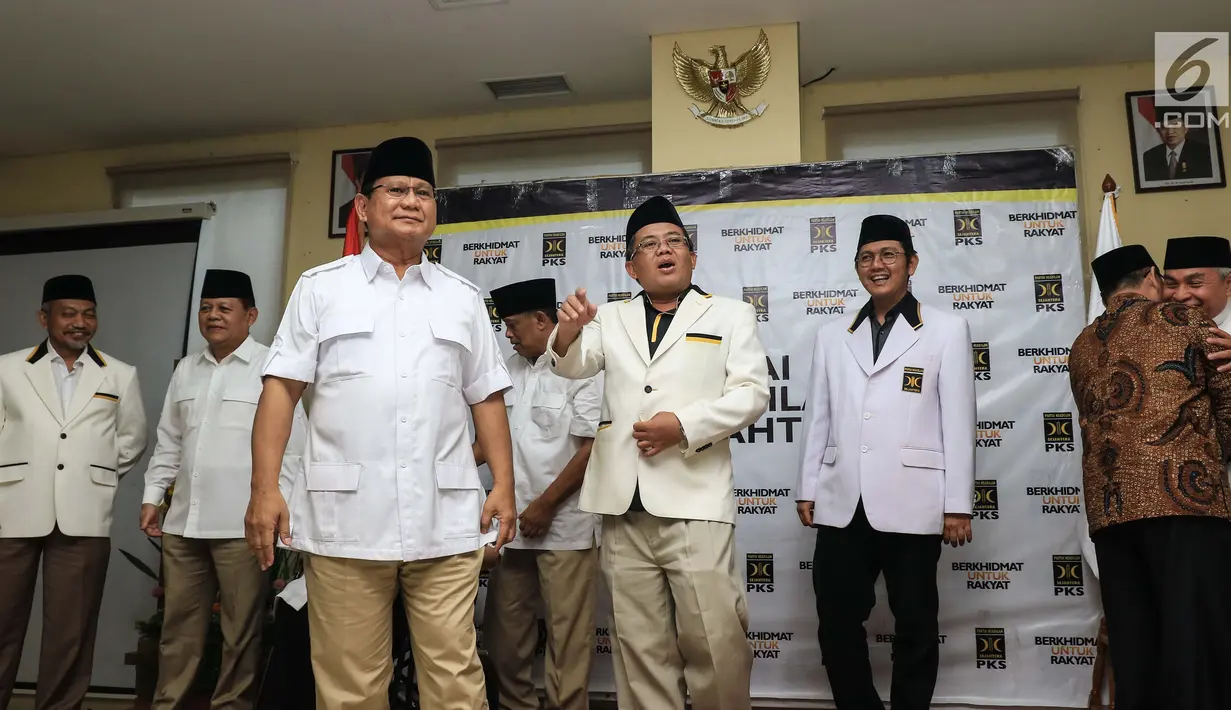 Suasana pengusungan cagub dan cawagub lima provinsi pada Pilkada 2018 di DPP PKS, Rabu (27/12). Partai Gerindra, PKS dan PAN sepakat berkoalisi di Jawa Barat, Jawa Tengah, Sumatera Utara, Kalimantan Timur dan Maluku Utara. (Liputan6.com/Faizal Fanani)
