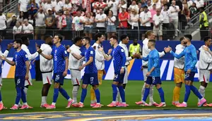 Para pemain Kroasia dan Inggris berjabat tangan sebelum pertandingan Grup L Piala Dunia 2026 antara Inggris dan Kroasia di Stadion Dallas di Arlington pada 18 Juni 2026. (Paul ELLIS/AFP)