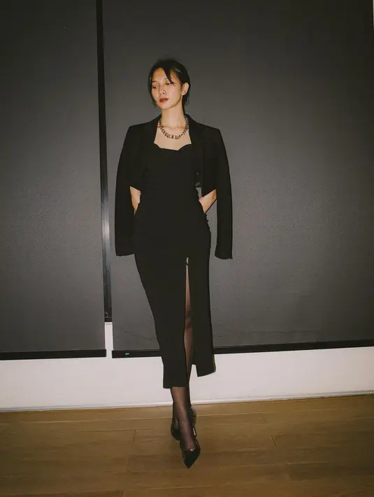 Anggun dan misterius jadi kesan pertama di potret ini. Sheila Dara memadukan slit dress dengan blazer hitam dengan apik [instagram/sheiladaisha]