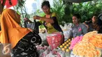 Penjual kembang melayani pembeli yang hendak ziarah ke makan keluarganya di TPU Karet Bivak, Jakarta, Minggu (29/5/2016). Pedagang kembang untuk keperluan ziarah mulai ramai jelang memasuki bulan Ramadan 2016. (Liputan6.com/Yoppy Renato)