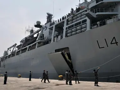 Kapal perang HMS Albion tiba di Pelabuhan Tanjung Priok, Jakarta, Minggu (22/4). Kedatangan kapal HMS Albion beserta awak AL Kerajaan Inggris tersebut dalam rangka penguatan kerjasama antara militer Inggris dan Indonesia. (Merdeka.com/Iqbal S. Nugroho)