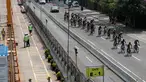 Pekerja mulai sibuk mengerjakan proyek MRT saat balapan Tour de Jakarta berlangsung di Bundaran Hotel Indonesia, Jakarta, Sabtu (30/7/2016). (Bola.com/Nicklas Hanoatubun)