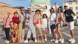 Krisdayanti bersama keluarga juga berfoto di salah satu kota yang memiliki nilai sejarahnya. Mereka terlihat berfoto di Grand Canal Venice, Italy. (Liputan6.com/IG/krisdayantilemos)