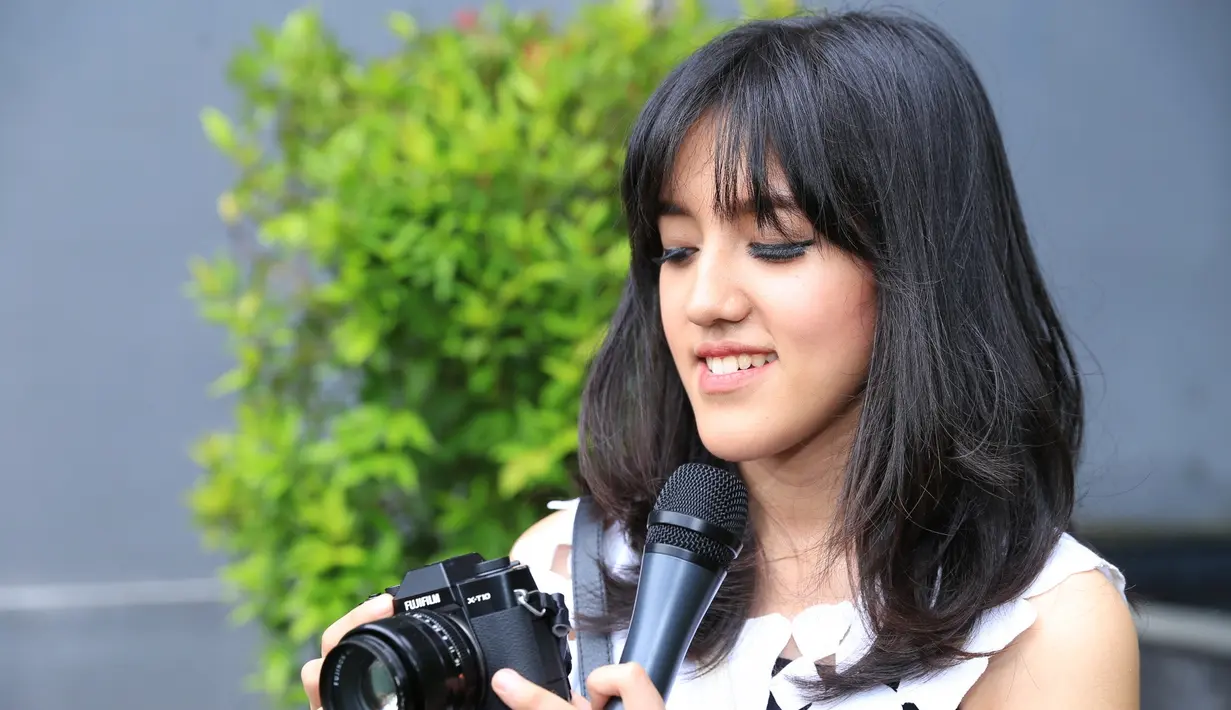 Ify Blink, tak hanya hobi bernyanyi tetapi juga menyukai fotografi. Hobi memotret yang melekat sejak SMP, pemilik nama asli Alyssa Saufika Umari ini kerap menjadikan tempat-tempat di Jakarta sebagai spot untuk berburu foto. (Adrian Putra/Bintang.com)