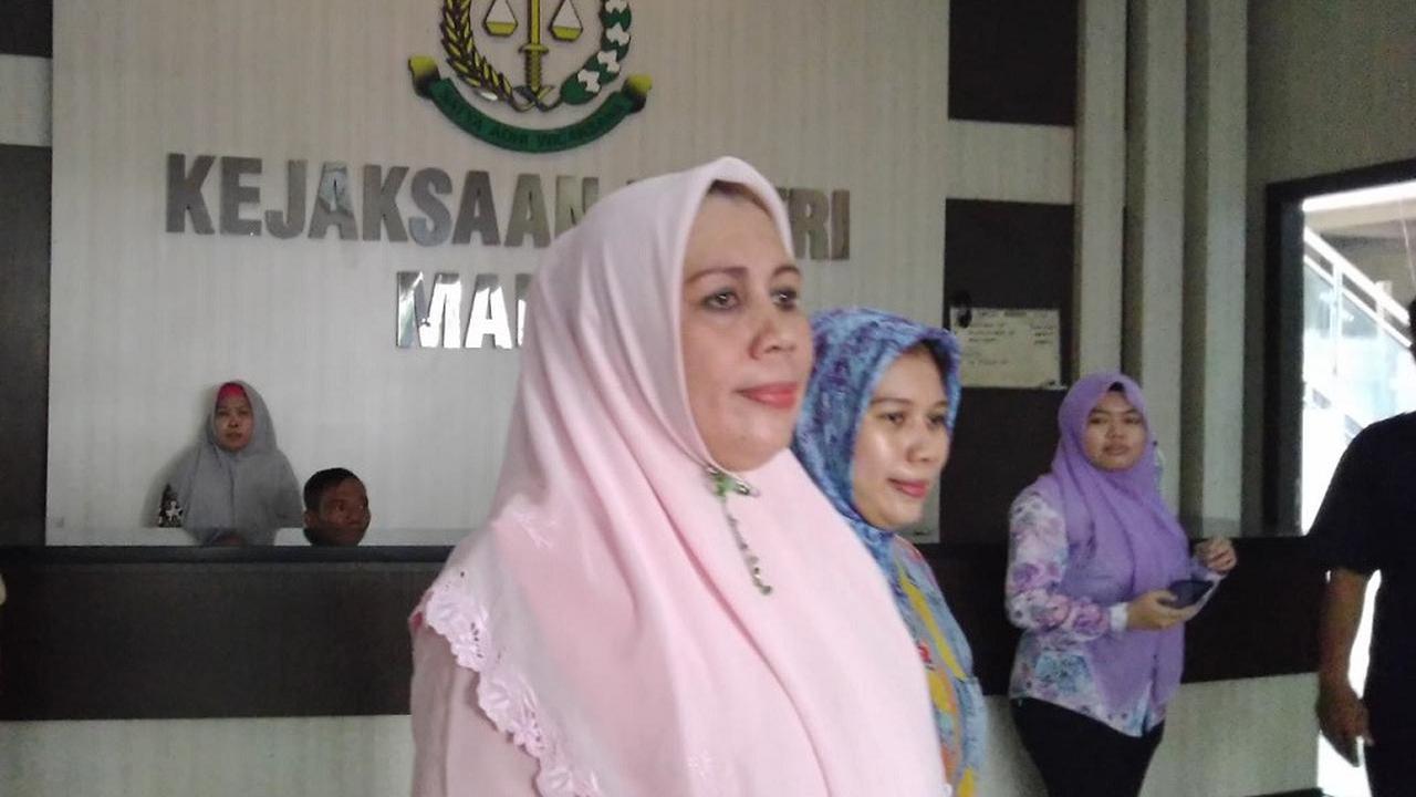 Mantan Kepala BPN Maros, Sulsel, Andi Nuzulia berpakaian syari saat dieksekusi Jaksa (Liputan6.com/ Eka Hakim)