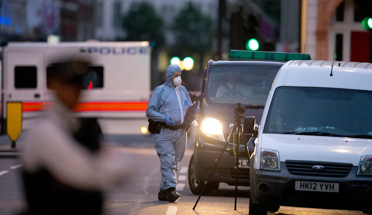 Petugas forensik menyelidiki lokasi penyerangan pisau di Russell Square, pusat kota London, Inggris, Kamis (4/8). Satu orang perempuan tewas dan lima orang lainnya terluka akibat aksi serangan pisau yang dilakukan oleh seorang pria. (JUSTIN Tallis/AFP)