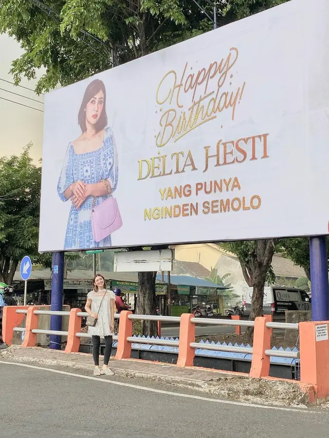 Crazy Rich Surabaya Ucapkan Selamat Ultah Untuk Istri Lewat Baliho. (Sumber: Instagram/deltahesti)
