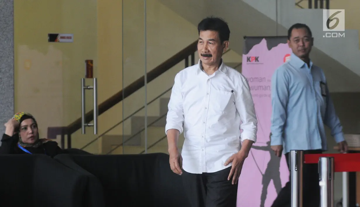 Bupati Solok Selatan Muzni Zakaria (tengah) usai menjalani pemeriksaan di Gedung KPK, Jakarta, Kamis (5/9/2019). Muzni Zakaria diperiksa sebagai tersangka terkait kasus dugaan korupsi pengadaan barang dan jasa di Kabupaten Solok Selatan. (merdeka.com/Dwi Narwoko)