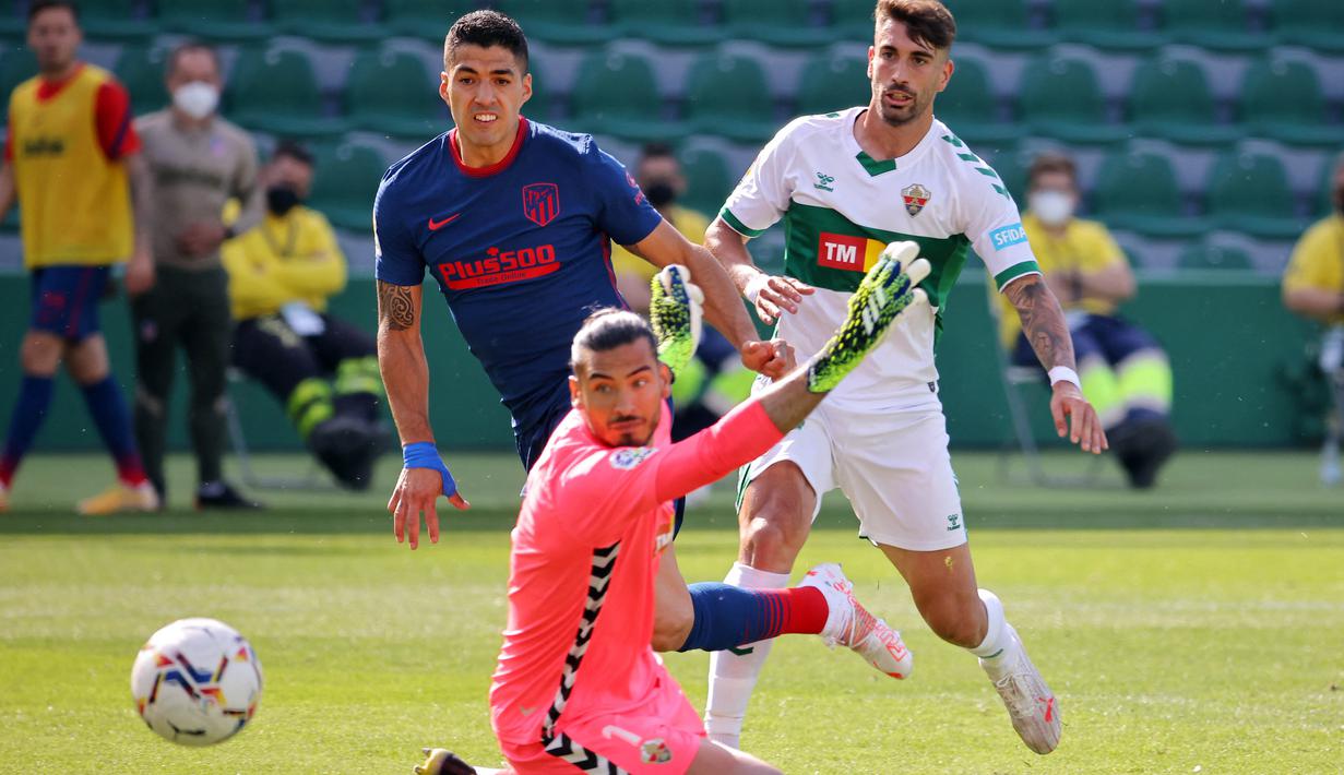 Di menit 16, gawang Elche resmi bergetar setelah tembakan Luis Suarez menjebol gawang Elche. Namun sayang gol itu tidak disahkan terlebih dahulu karena posisi Suarez sudah offside terlebih dahulu. (Foto: AFP/Jose Jordan)