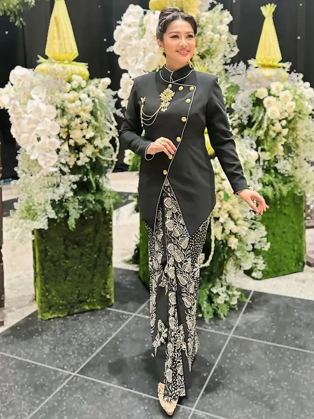 Potret Detail Kebaya Hitam Fitri Carlina di Ngunduh Mantu Al Ghazali/Instagram @fitricarlina