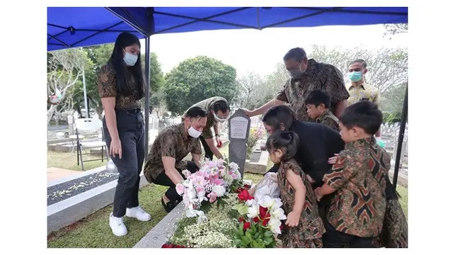 7 Momen Keluarga SBY Ziarah ke Makam Ani Yudhoyono di Hari Ulang Tahun Pernikahan