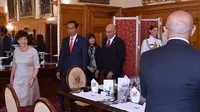 Presiden Jokowi makan siang kenegaraan bersama Gubernur Jenderal Selandia Baru Dame Patsy Reddy di Government House, Wellington, Selandia Baru.